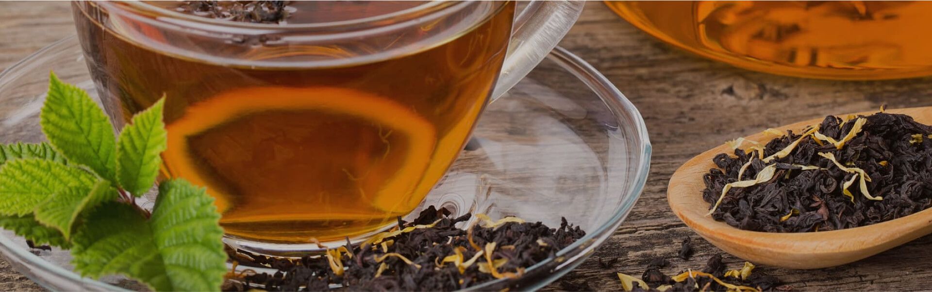 Frisch gebrühter Tee im Glas